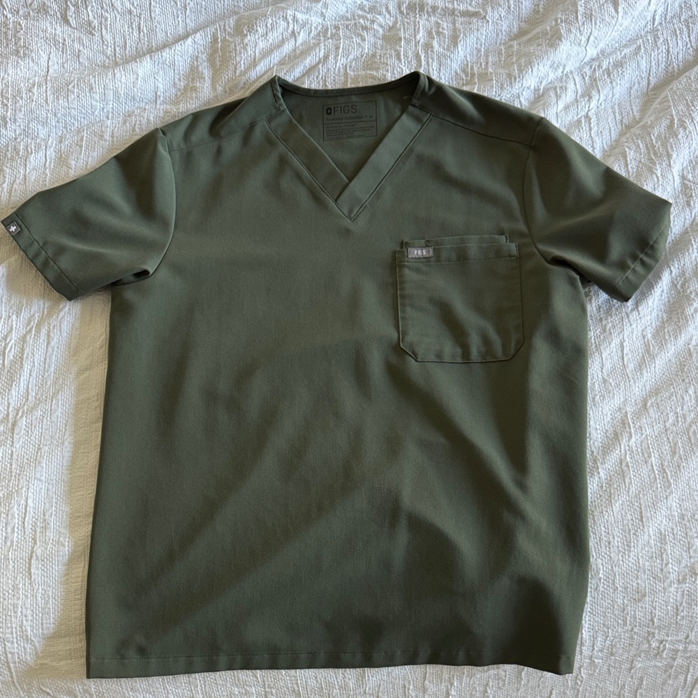 Figs Men's Leon Three-Pocket Scrub Top™ Olive